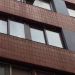Ventanales de correderas en edificio de oficinas de Bilbao