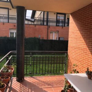 Instalación de cerramientos en casa con jardín