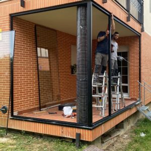 Instalación de cerramientos en casa con jardín