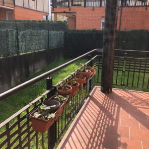 Instalación de cerramientos en casa con jardín