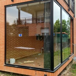 Instalación de cerramientos en casa con jardín