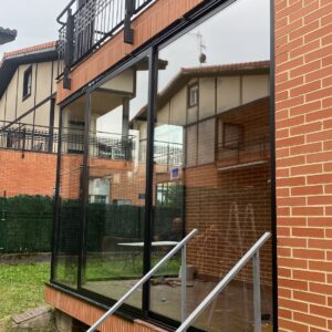 Instalación de cerramientos en casa con jardín