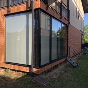Instalación de cerramientos en casa con jardín