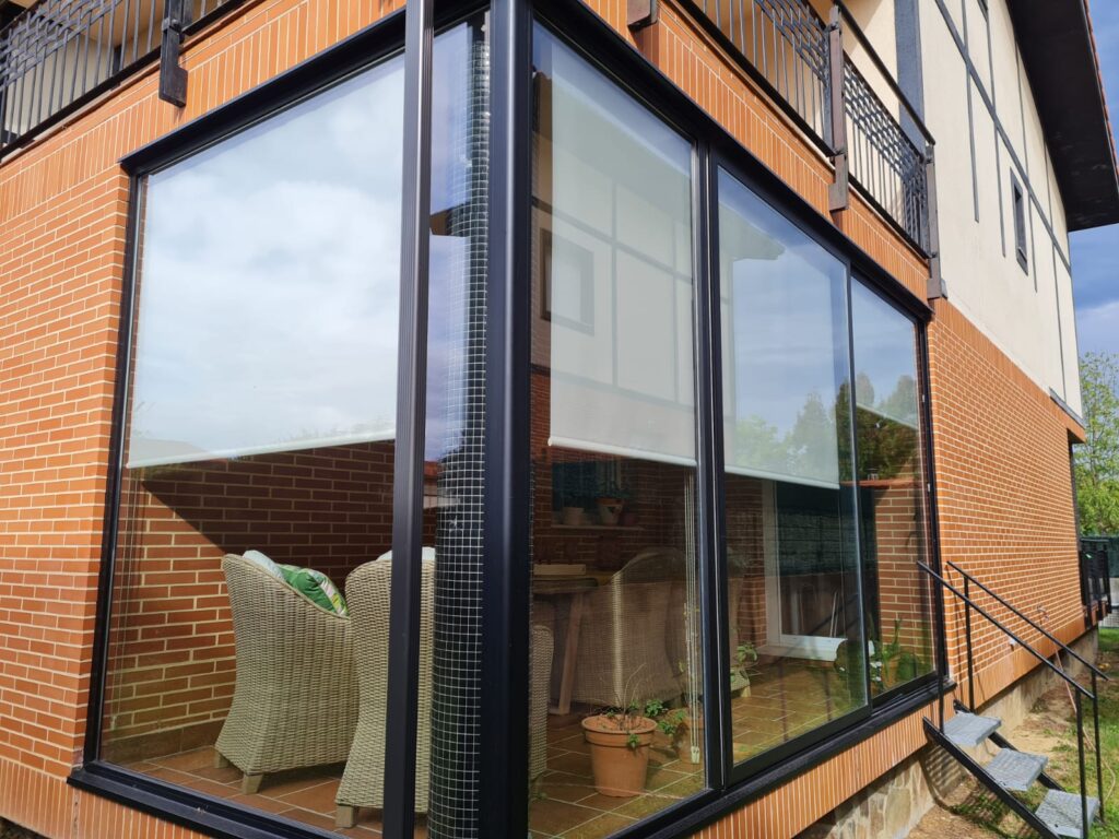 Instalación de cerramientos en casa con jardín